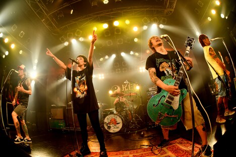 Ken Yokoyamaと木村カエラ。（撮影：半田安政）