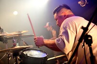 松本“EKKUN”英二（Dr / Ken Yokoyama）（撮影：半田安政）