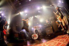 Ken Yokoyamaと木村カエラ。（撮影：半田安政）