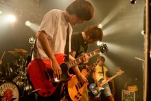 末武竜之介（KUZIRA）と横山健（Ken Yokoyama）。（撮影：半田安政）