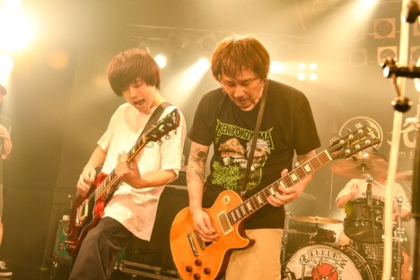 末武竜之介（KUZIRA）と横山健（Ken Yokoyama）。（撮影：岸田哲平）