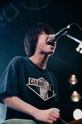 末武竜之介（Vo, G / KUZIRA）（撮影：酒井雅斗）