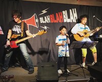 俊太郎くん生誕祭の様子。ベースを弾いているのは西早稲田BLAH BLAH BLAHの店主でベーシストの鈴木淳さん。俊太郎くんと意気投合して「しゅんじゅん」というユニットで年1回ライブを行っているのだとか。