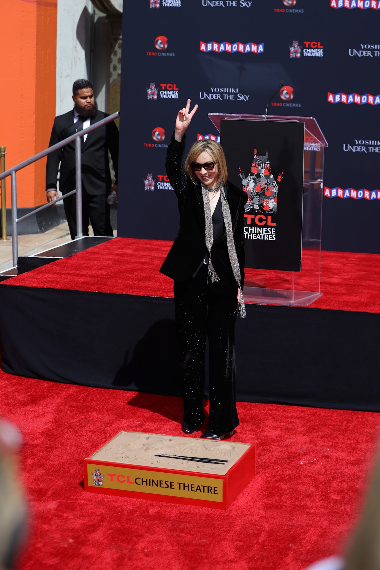 YOSHIKIの手形・足形お披露目へ、住所はハリウッド・ブール