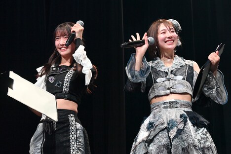 MCを務めた天羽希純（#2i2）、水湊みお（#ババババンビ）。