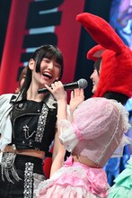 森嶋あんり（#2i2）にうさぎの耳をぶつけてしまう由良ゆら（#よーよーよー）。