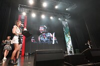 バレないようにステージに登場しようとする水湊みお（#ババババンビ）と、右端の#2i2メンバーに気を取られ、まだ水湊の登場に気がついていない天羽希純（#2i2）。