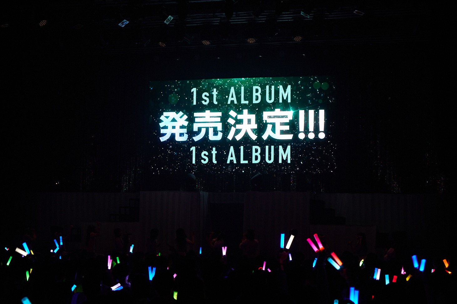 会場のスクリーンに映し出された≠MEの1stアルバム発売決定の知らせ。(c)YOANI