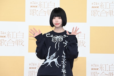 YOASOBI「アイドル」のパフォーマンス中、橋本環奈とコラボして大きな話題を集めたano。