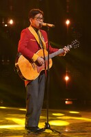 リハーサル中の藤井フミヤ (c)NHK