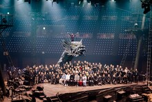 「50th Anniversary 松任谷由実コンサートツアー The Journey」集合写真（撮影：田中聖太郎）