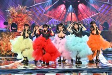 「わたしの一番かわいいところ」をパフォーマンスするFRUITS ZIPPER。(c)TBS