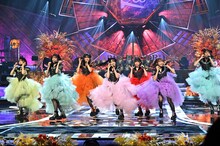 「わたしの一番かわいいところ」をパフォーマンスするFRUITS ZIPPER。(c)TBS