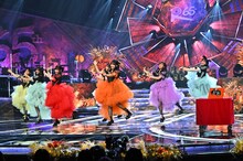 「わたしの一番かわいいところ」をパフォーマンスするFRUITS ZIPPER。(c)TBS