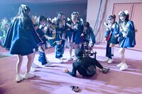 剣に流れる電流で倒れたカメラマンに駆け寄るいぎなり東北産。