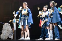 剣を抜こうとする葉月結菜（左）。