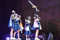 剣を抜いた橘花怜（右）。