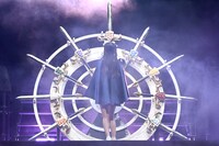 剣を台座に収める様子。