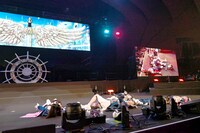 ステージに寝そべるいぎなり東北産。