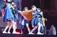 剣を抜こうとする桜ひなの（右）と手伝うメンバー。