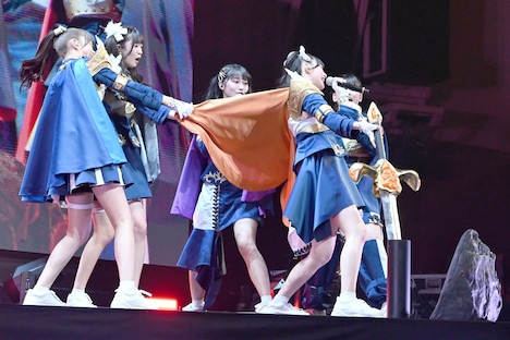 剣を抜こうとする桜ひなの（右）と手伝うメンバー。