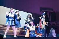 剣が抜けない桜ひなの（中央）と、皆産を煽るメンバー。