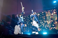 剣を抜いた藤谷美海（左）と喜ぶメンバー。