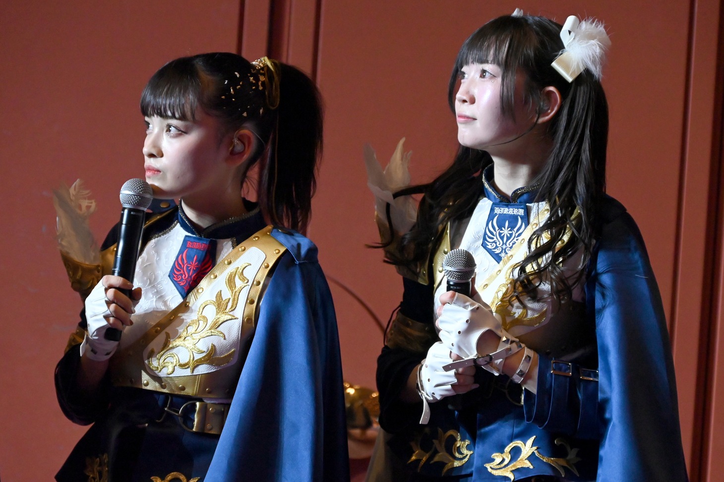 スクリーンに突如流れた映像を見つめる伊達花彩、律月ひかる。
