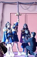 剣を掲げる律月ひかる（中央）。