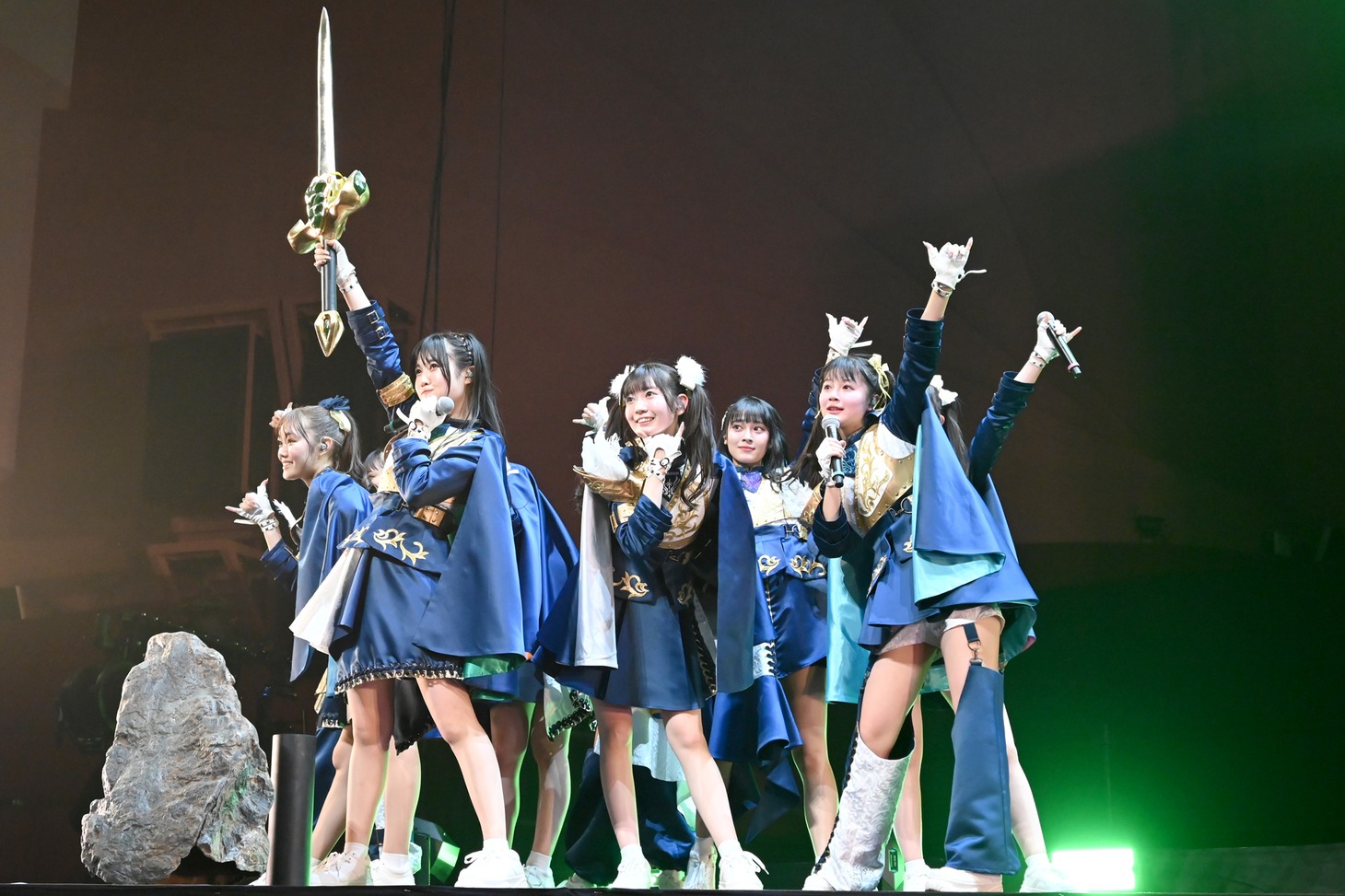 剣を手に入れた吉瀬真珠（左から2番目）と、アピールするメンバー。