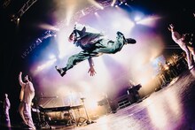 高く飛び跳ねるビッケブランカ。（撮影：タカギユウスケ［LiveYou］）