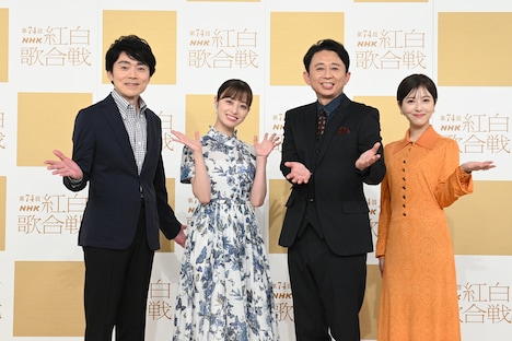 左から高瀬耕造アナウンサー、橋本環奈、有吉弘行、浜辺美波。(c)NHK