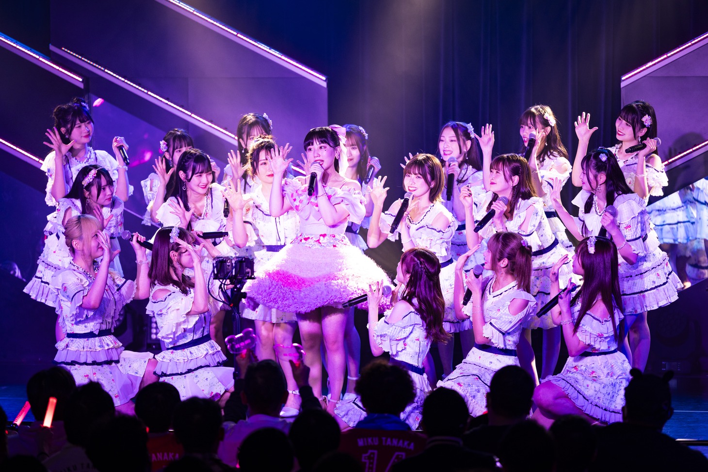 メンバー全員で田中美久の初選抜曲「桜、みんなで食べた」を披露するHKT48。(c)Mercury