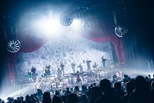 「MUCC 25th Anniversary TOUR Grand Final Bring the End to『Timeless』&『WORLD』」の様子。（撮影：冨田味我）