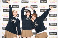 年の瀬も元気いっぱいの安本彩花、桜井えま、中山莉子（左から）。