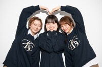 左から安本彩花、桜井えま、中山莉子。