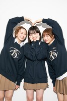 桜井えま（中央）をハートで囲む安本彩花（左）と中山莉子（右）。