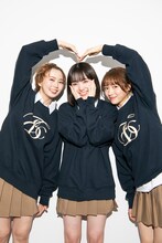 桜井えま（中央）をハートで囲む安本彩花（左）と中山莉子（右）。