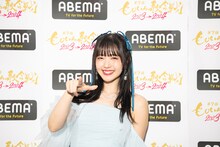 ももいろクローバーZの「ゼーット！」ポーズを決める鈴木愛理。