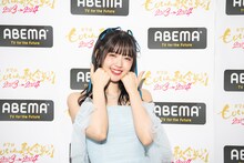 「最強の推し」ポーズの鈴木愛理。