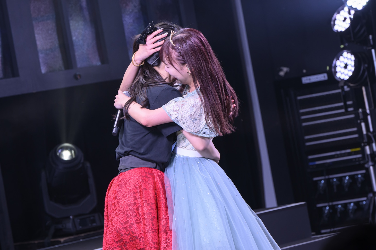 村星りじゅ（左）と抱き合う川瀬あやめ（右）。（撮影：林晋介）