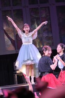 「お前が一番！ お前が一番！ お前が一番！ あやめ！」と叫ぶ会場のファンに向けてマイクを向ける川瀬あやめ。（撮影：林晋介）