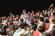 客席を歩きながらファンに挨拶する川瀬あやめ。(撮影:林晋介)