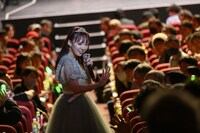 客席を歩きながらファンに挨拶する川瀬あやめ。（撮影：林晋介）