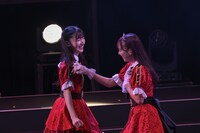 左から芹澤もあ、川瀬あやめ。（撮影：林晋介）