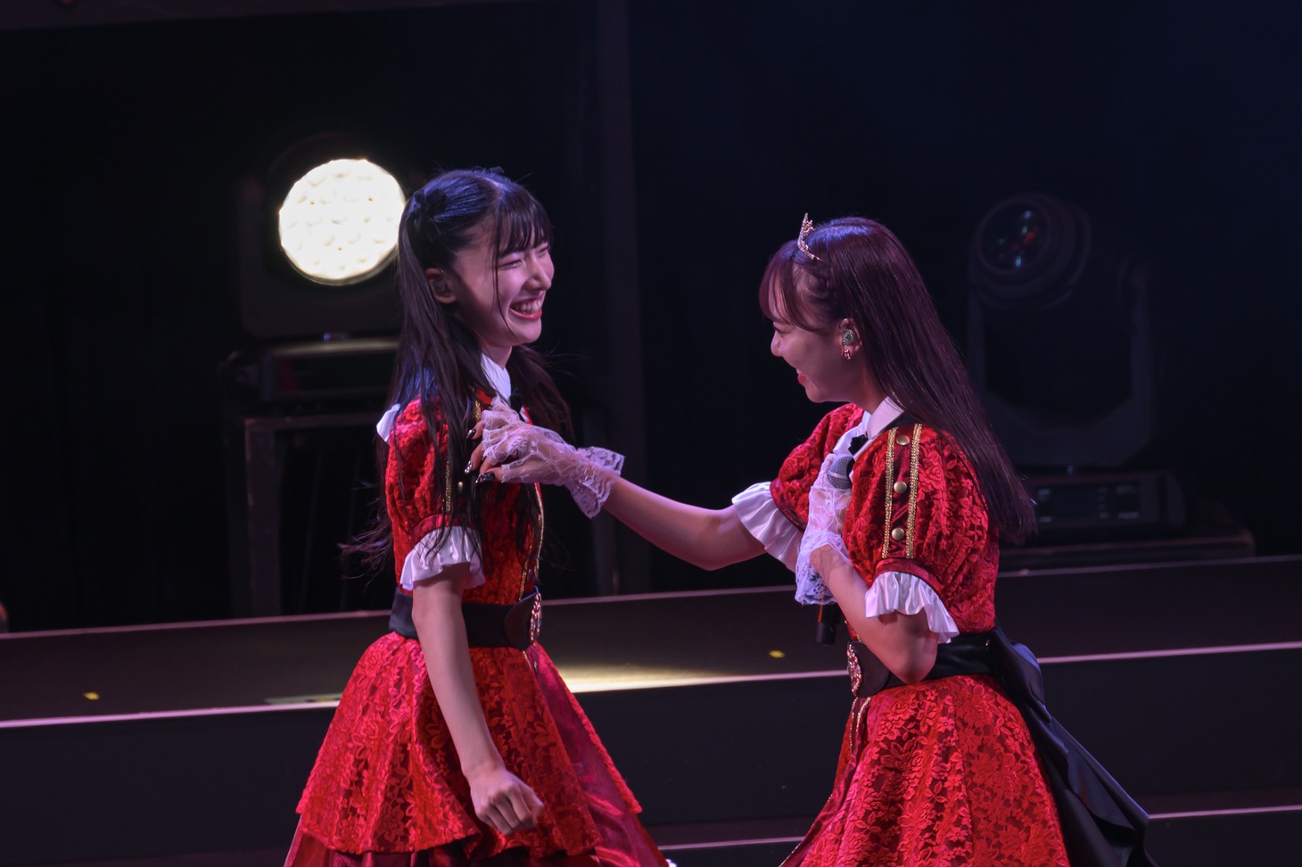 左から芹澤もあ、川瀬あやめ。（撮影：林晋介）