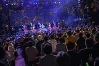 川瀬あやめの卒業を祝福するように客席に放たれた金色のテープ。（撮影：林晋介）