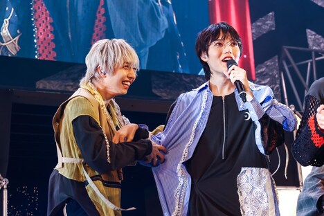 自身の役を演じる小泉光咲（右）のマイペースぶりに大笑いする大倉空人役の長野凌大（左）。（撮影：笹森健一）