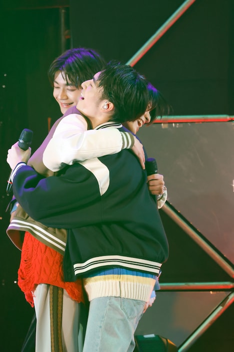 曲中に楽しそうに抱き合う武藤潤、杢代和人、吉澤要人（手前から）。（撮影：笹森健一）