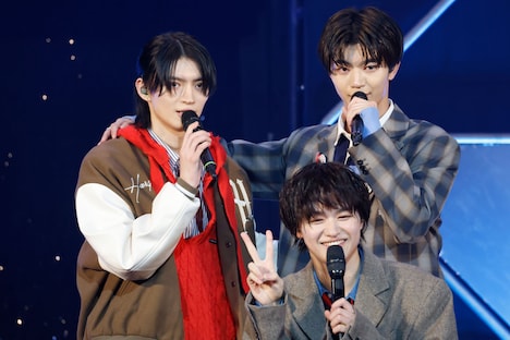 「2人で惚れさせましょう」と誓う杢代和人（左）、吉澤要人（右）の決め顔にピースでカットインする大倉空人（中央）。（撮影：笹森健一）